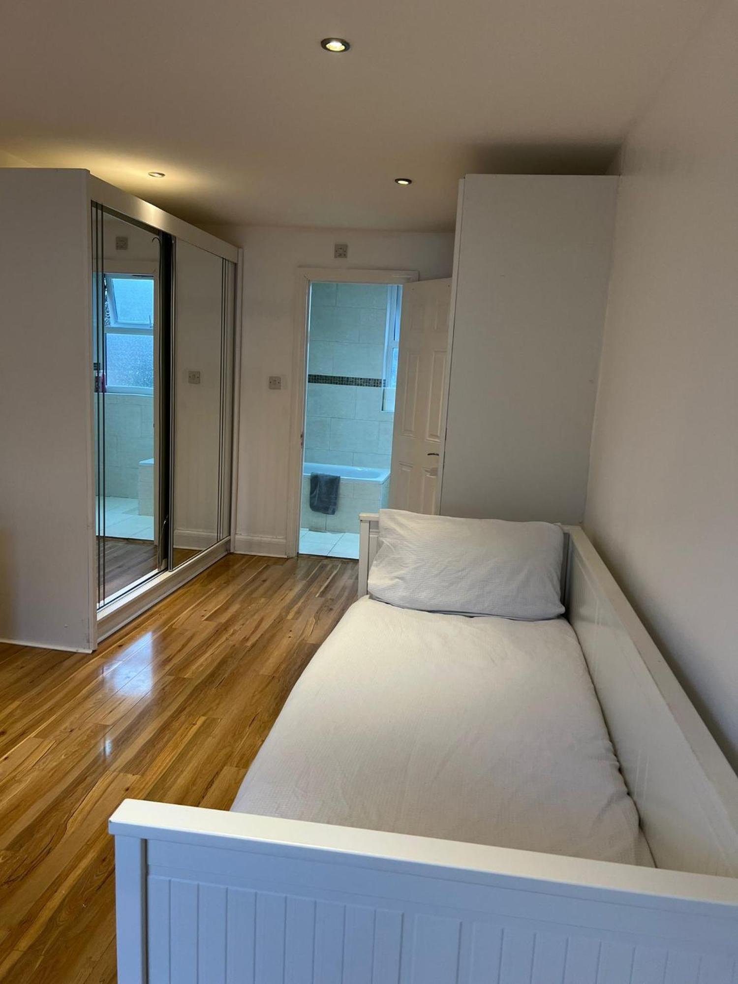 93 West Road Hotel ลอนดอน ภายนอก รูปภาพ