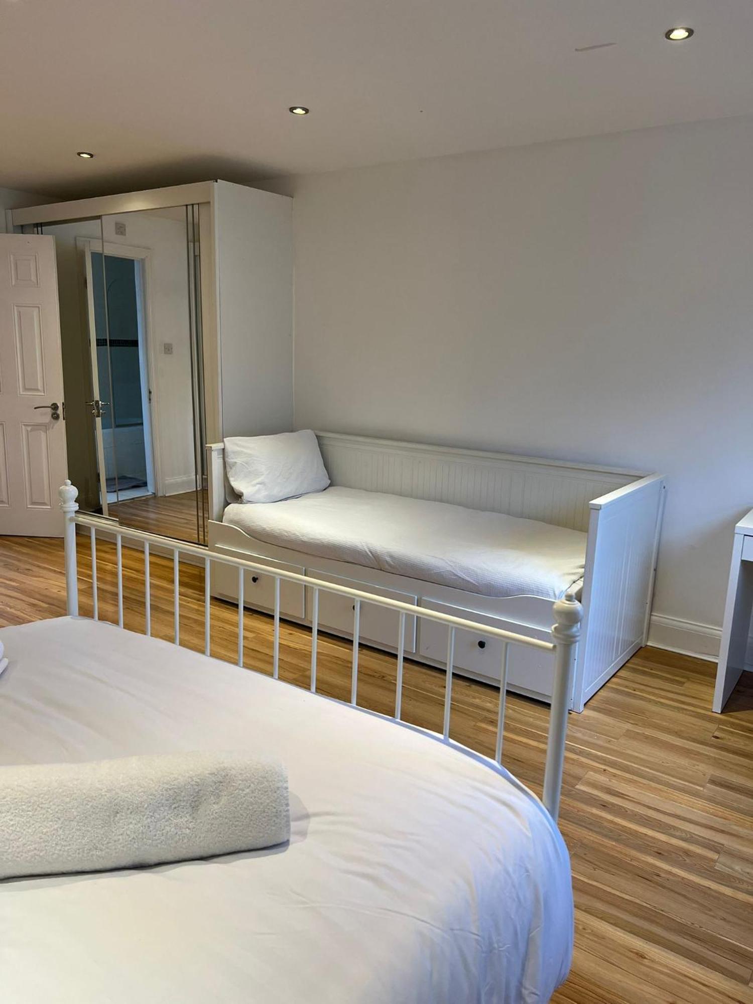 93 West Road Hotel ลอนดอน ภายนอก รูปภาพ